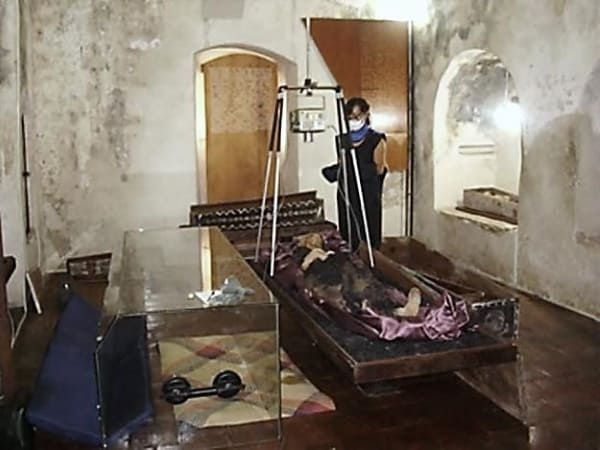 Sala de exhibición en el Museo de San Juan Bautista y toma de radiografías