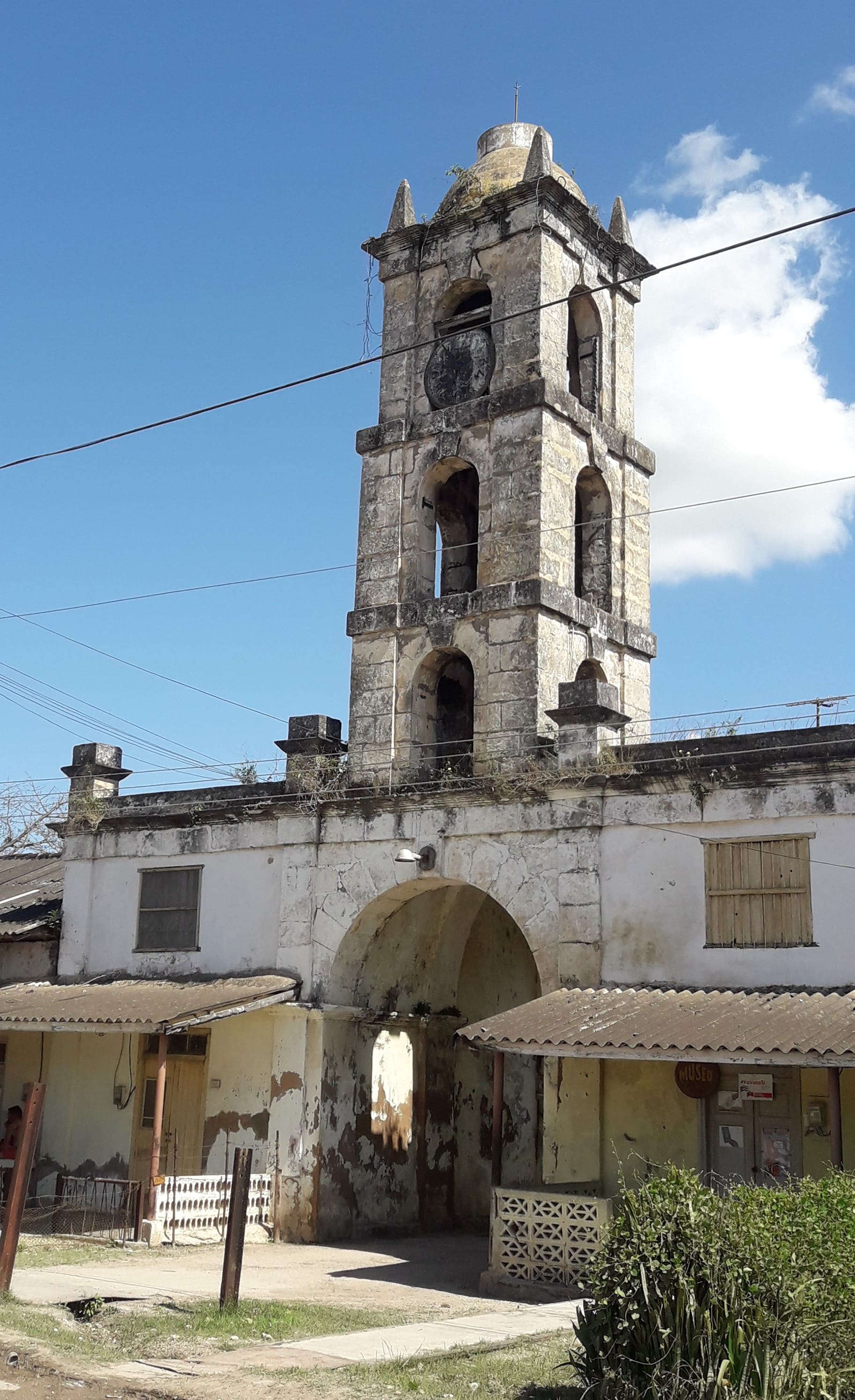 Torre del barracón de la central Álava, hoy Méjico, con la entrada a la sala museo