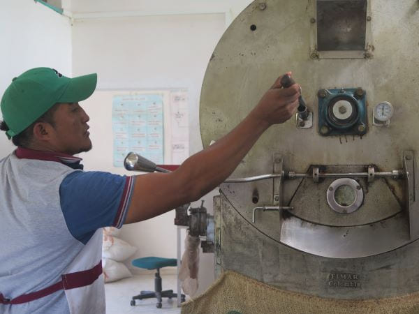 Proceso de tostado del café a cargo de Jaime Yacuechime