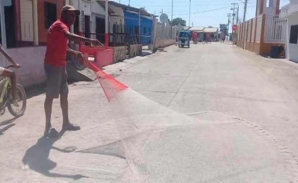 Don Manuel Ariza Zambrano ejemplificando la tirada de la atarraya cuando pescaba en el corral, corregimiento de Tasajeras.