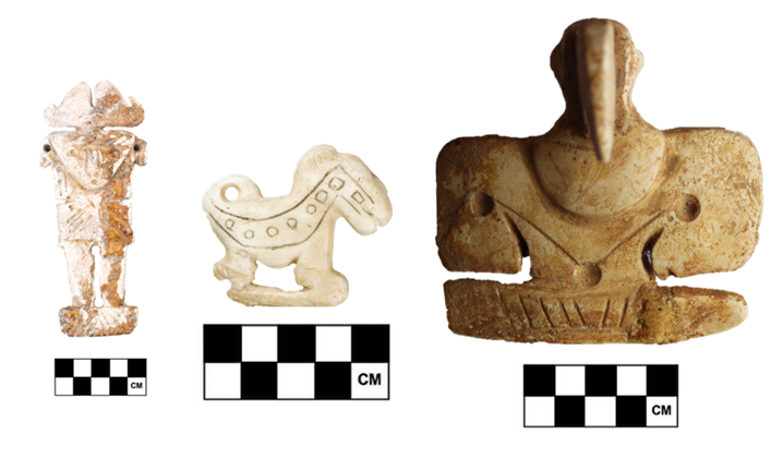 Darién y remate de bastón representando un jaguar, Colección Museo del Oro. Pectoral o colgante en forma de ave con alas desplegadas, encontrado en Ovejas, Sucre, colección Privada