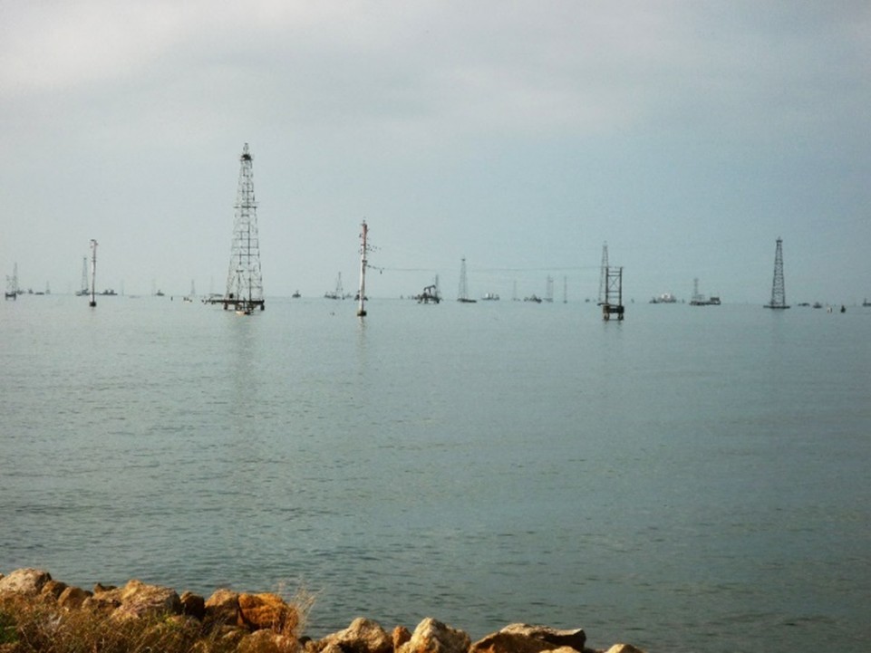 Vista general de los pozos petroleros en la Costa Oriental del Lago de Maracaibo
