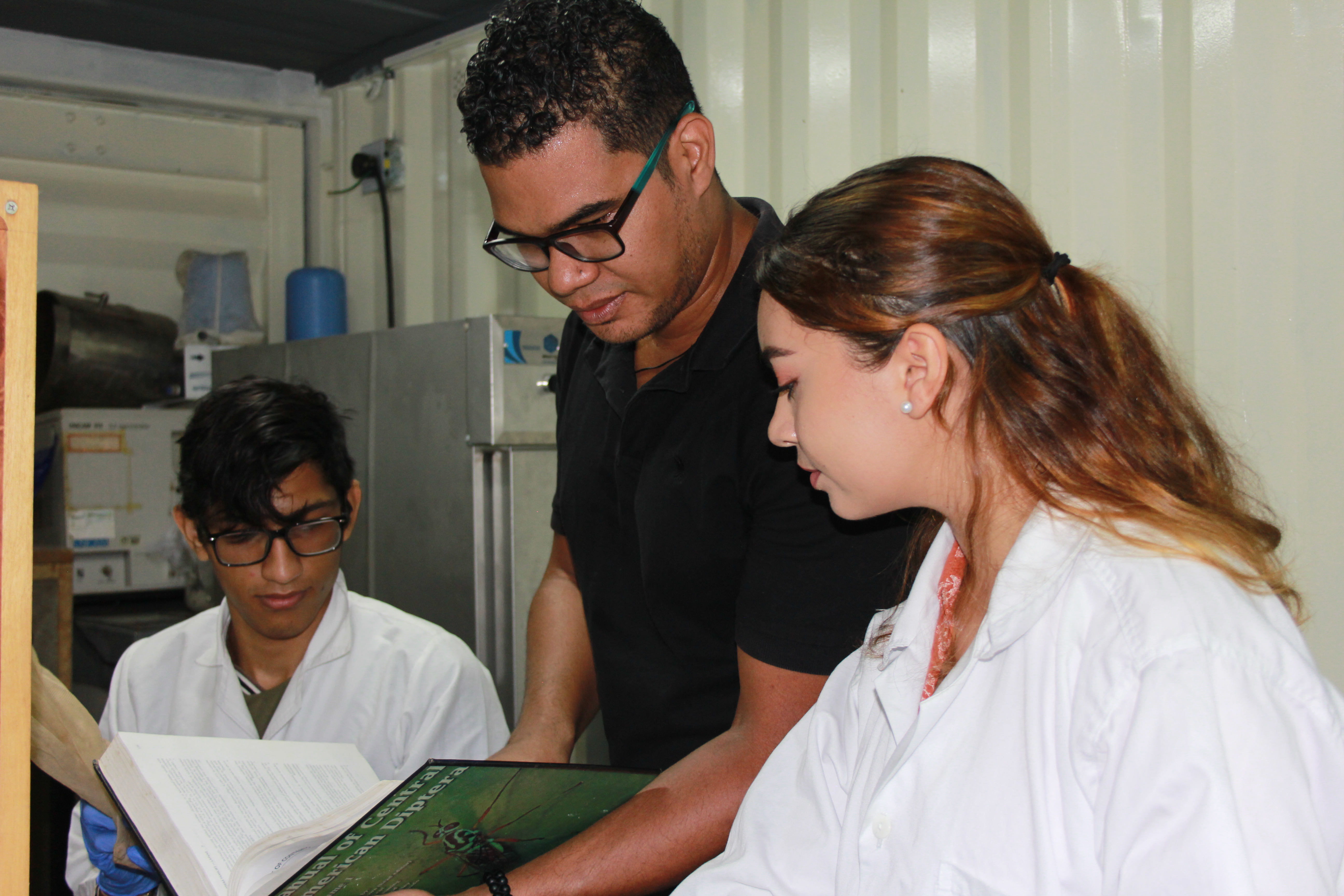 Fotografía del profesor César Valverde y sus estudiantes de Biología en el laboratorio de entomología forense de la Universidad del Magdalena, Santa Marta, Colombia