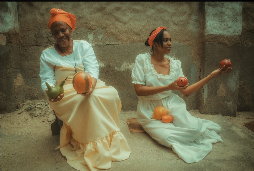 Dos actrices representan a las mujeres negras libertas y esclavizadas del Caribe neogranadino desempeñando labores en las ventas en el periodo colonial.